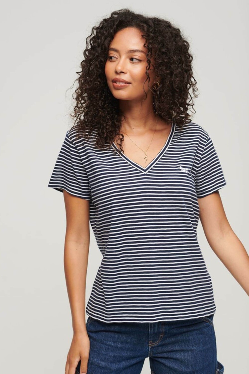 Футболка Studio Emb из свадебного материала с V-образным вырезом Superdry, синий
Футболка Studio Emb из свадебного материала с V-образным вырезом Superdry, синий