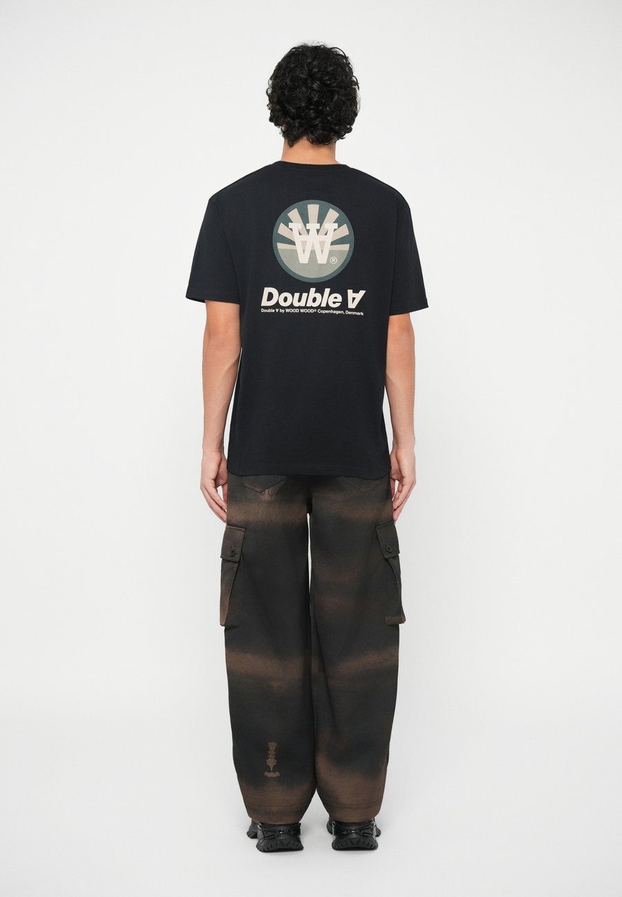 Футболка DOUBLE A BY W.W. ACE TEE DOUBLE SUN UNISEX, Black, Черный, Футболка DOUBLE A BY W.W. ACE TEE DOUBLE SUN UNISEX, Black
Футболка DOUBLE A BY W.W. ACE TEE DOUBLE SUN UNISEX, Black, Черный, Футболка DOUBLE A BY W.W. ACE TEE DOUBLE SUN UNISEX, Black