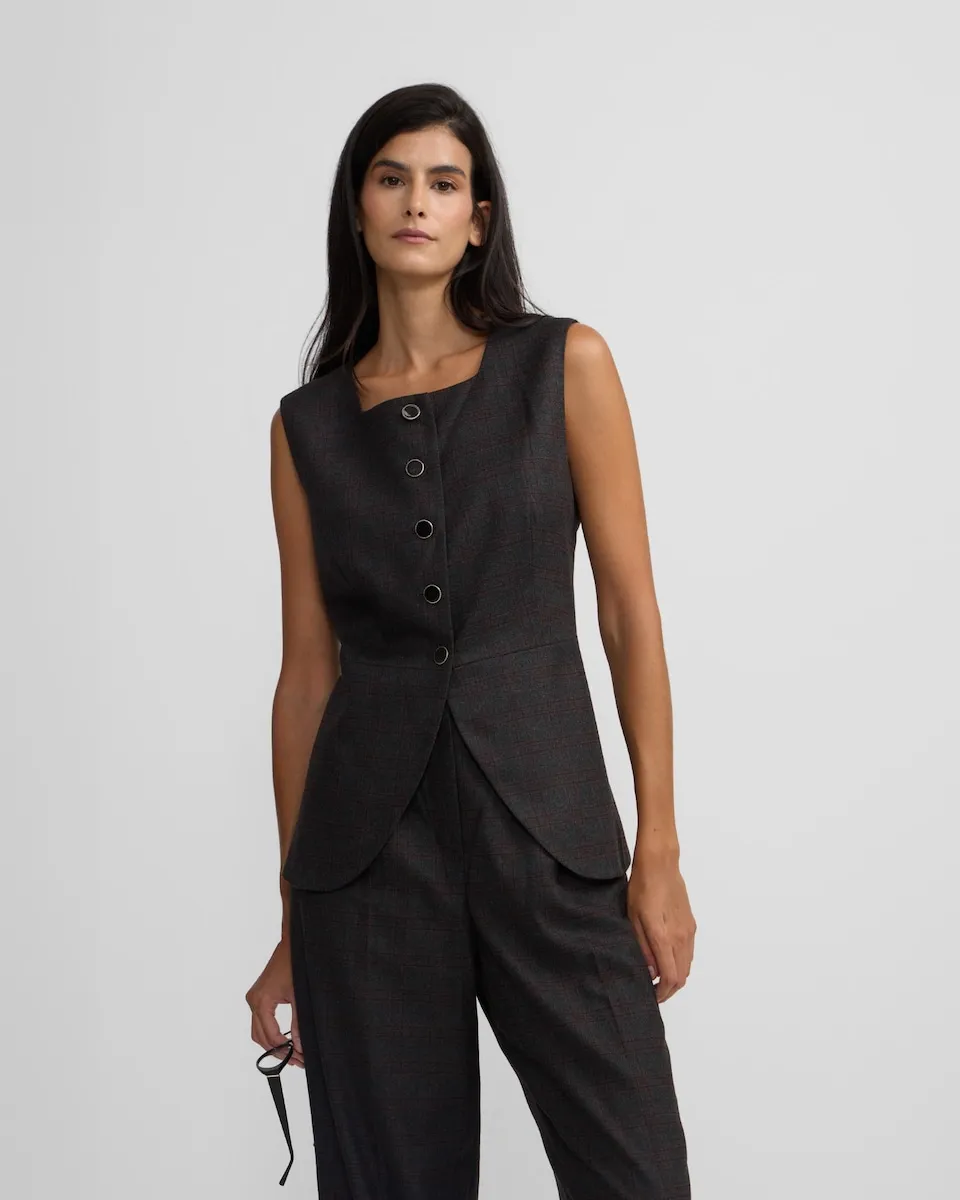 Длинный женский жилет в серо-бордовую клетку Silbon
Длинный женский жилет в серо-бордовую клетку Silbon