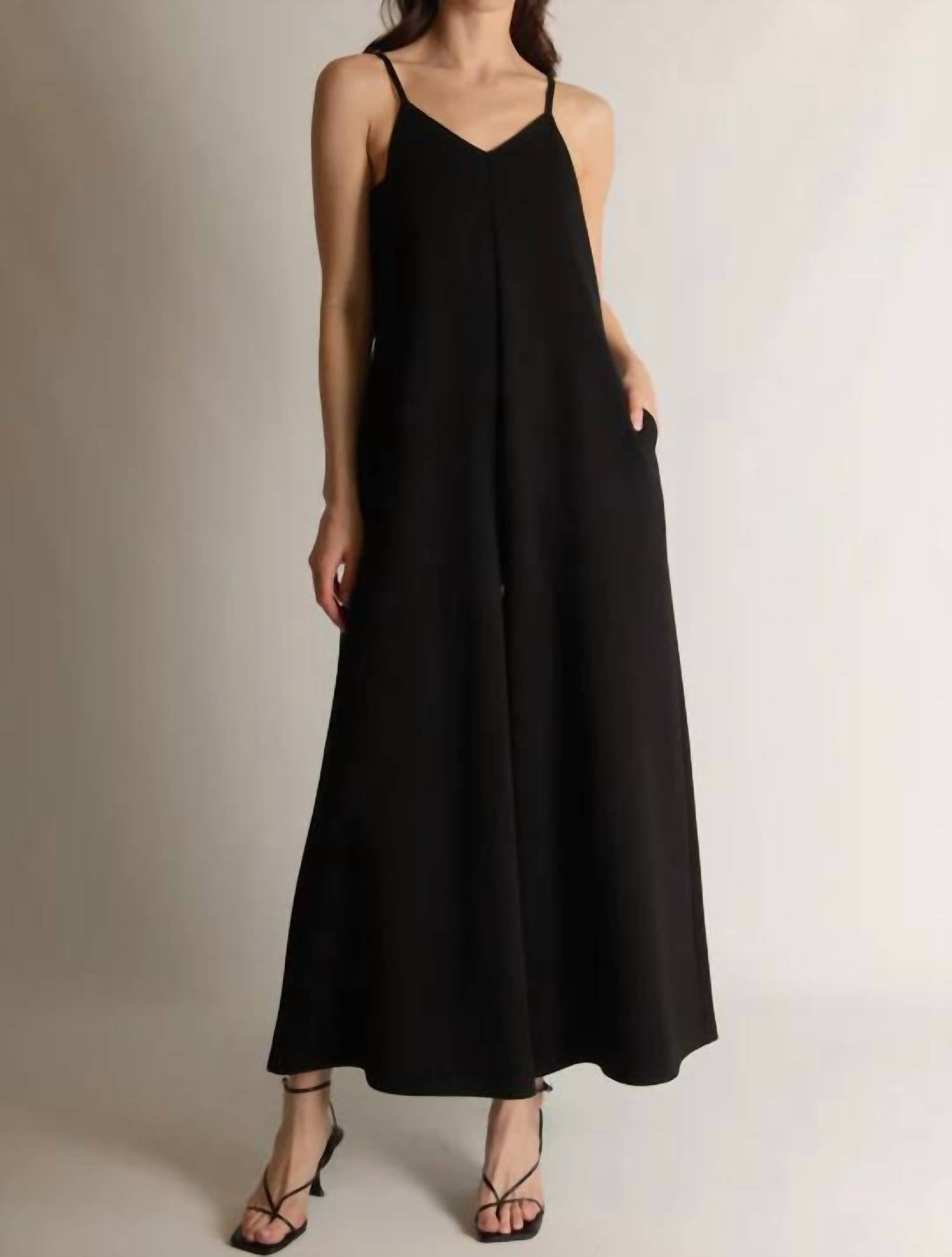 Комбинезон Bea на тонких бретельках черного цвета P.CILL
Комбинезон Bea на тонких бретельках черного цвета P.CILL