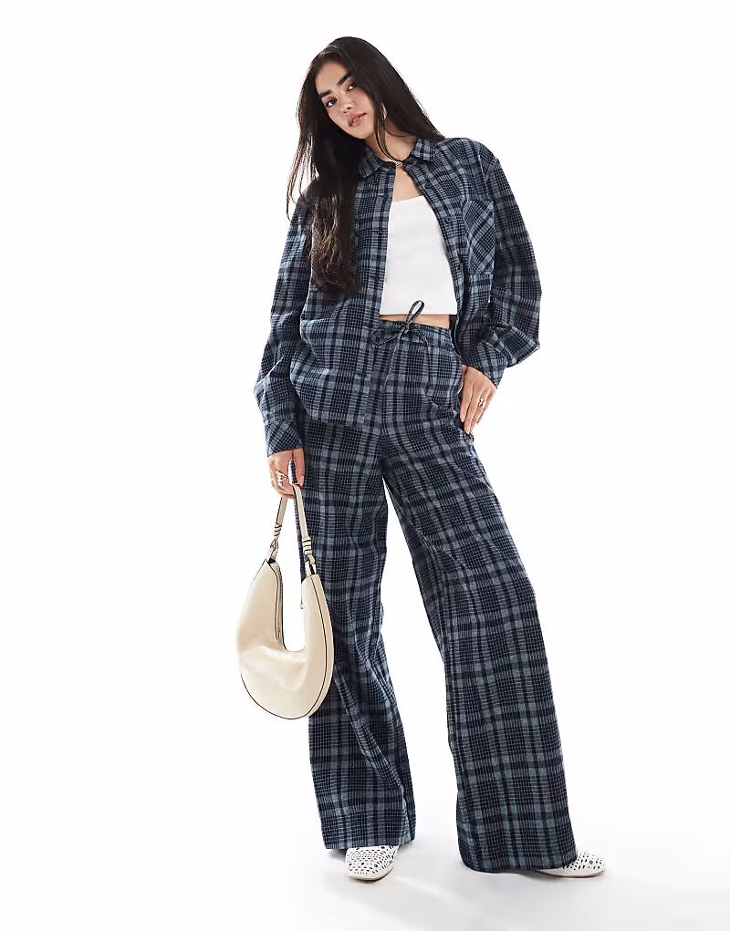 Широкие брюки с завязкой на талии в темно-синей клетчатой ткани с начесом Asos Design
Широкие брюки с завязкой на талии в темно-синей клетчатой ткани с начесом Asos Design