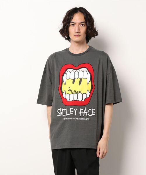 Футболка мужская с принтом улыбающихся губ, силуэт со спущенными плечами JUGLANS
Футболка мужская с принтом улыбающихся губ, силуэт со спущенными плечами JUGLANS