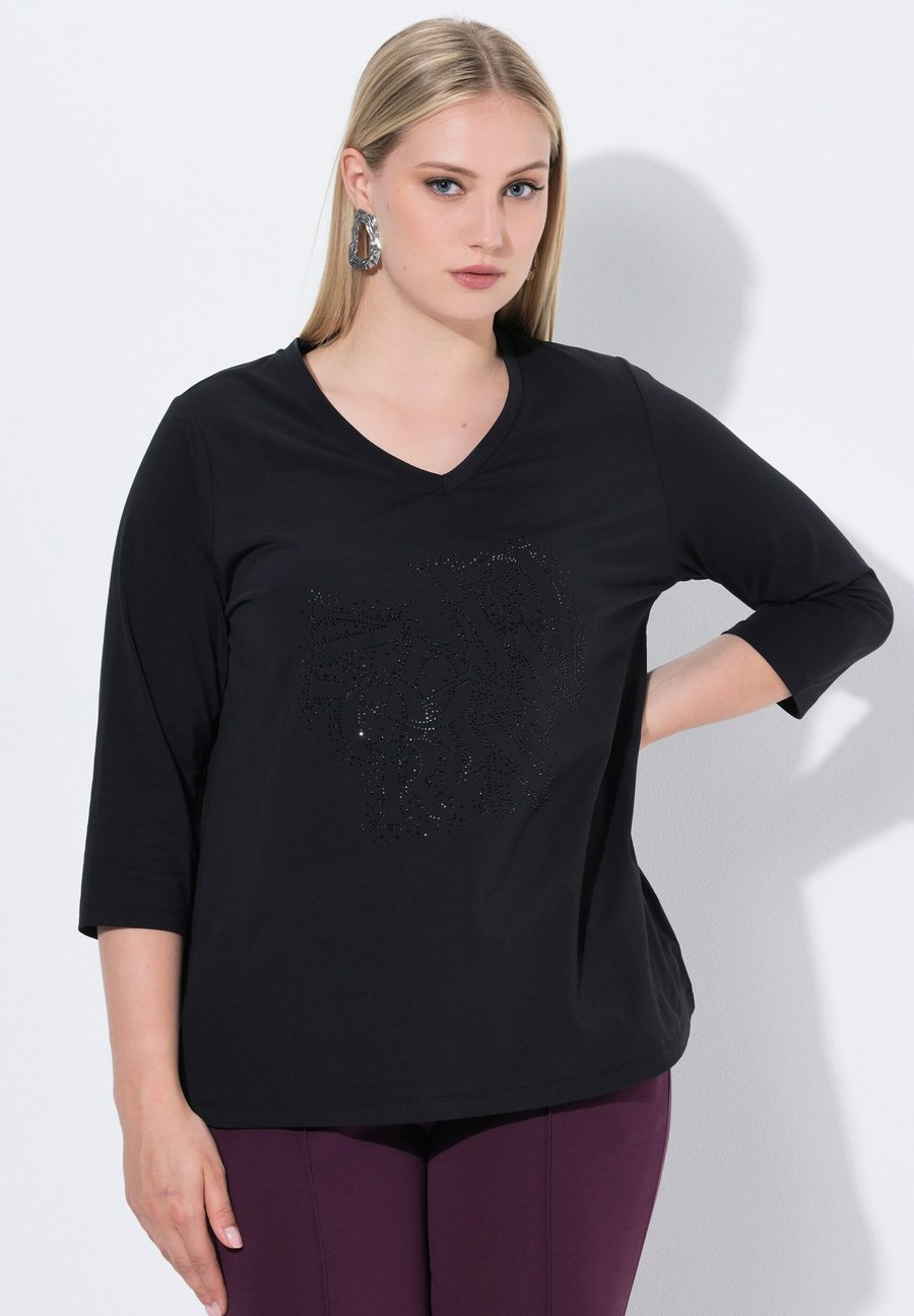 Топ Ulla Popken ZIERSTEINE CLASSIC V-AUSSCHNITT 3/4, Black
Топ Ulla Popken ZIERSTEINE CLASSIC V-AUSSCHNITT 3/4, Black