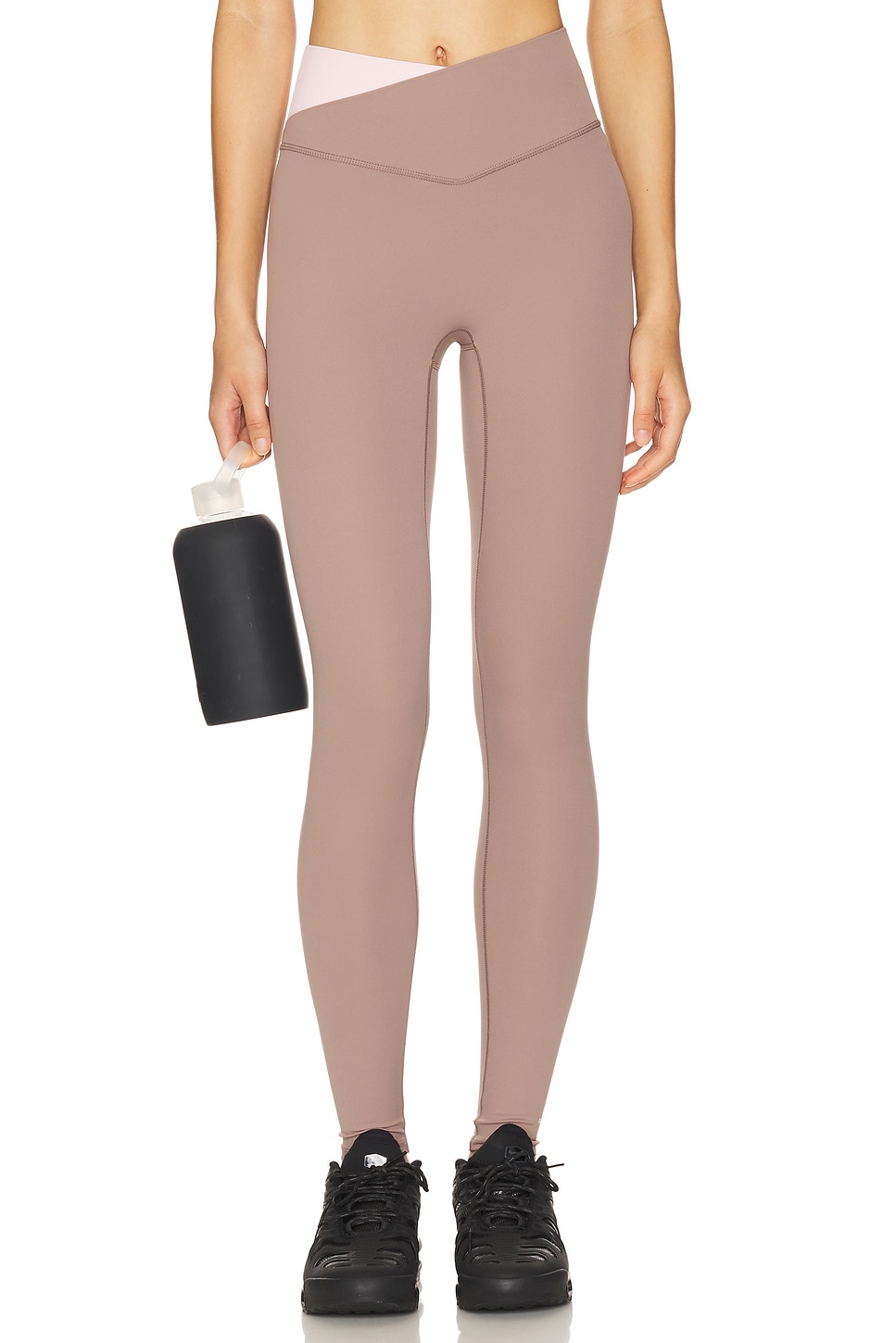 Леггинсы полной длины Wander P.E Nation, clay & chalk pink
Леггинсы полной длины Wander P.E Nation, clay & chalk pink