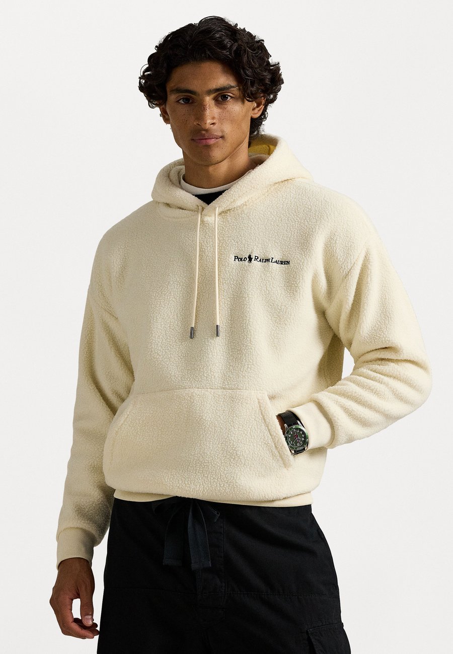 Джемпер Polo Ralph Lauren RELAXED FIT LOGO PILE FLEECE HOODIE, Andover Cream/Dark Blue
Джемпер Polo Ralph Lauren RELAXED FIT LOGO PILE FLEECE HOODIE, Andover Cream/Dark Blue