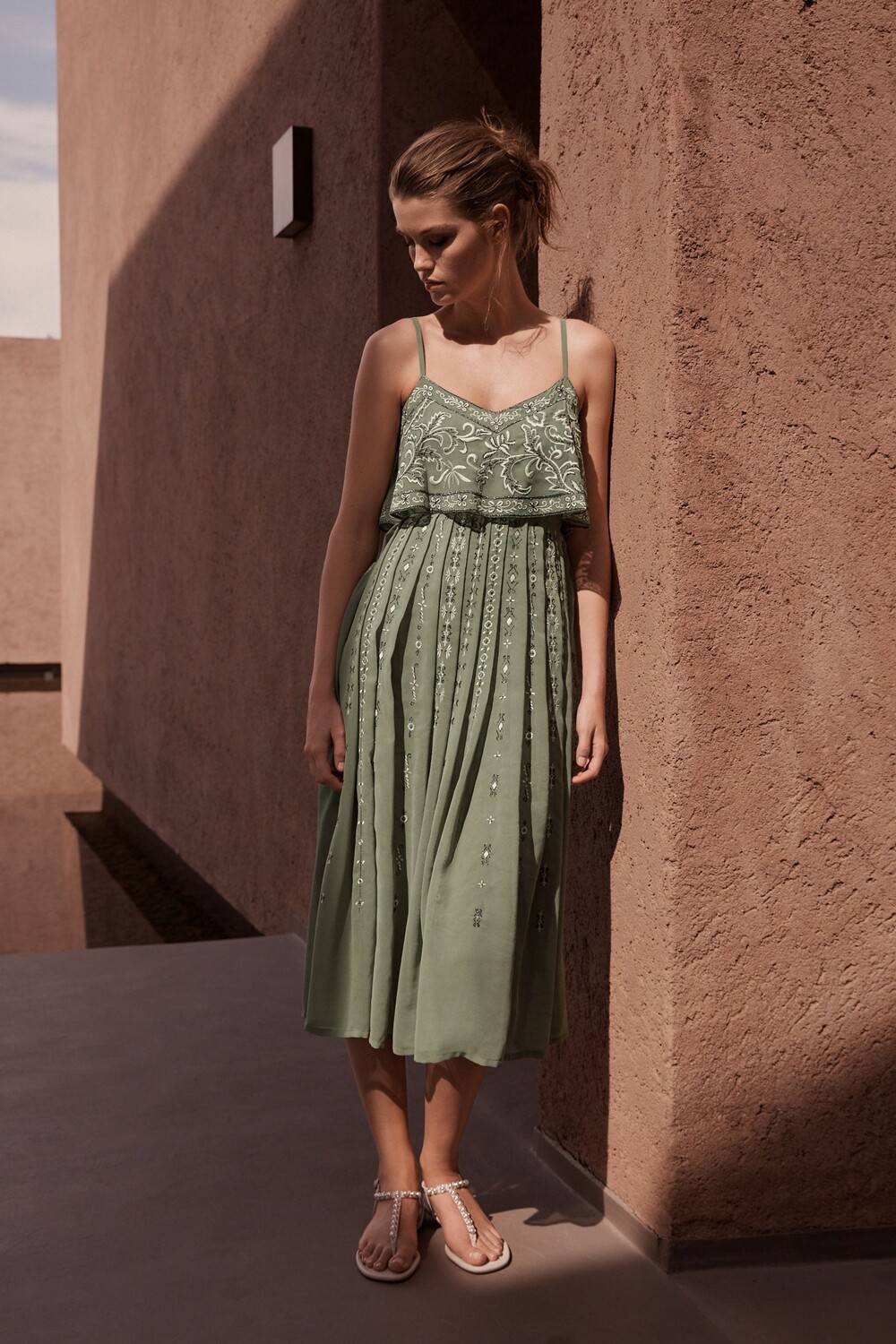 Украшенное платье миди с бретелями Next, зеленый
Украшенное платье миди с бретелями Next, зеленый