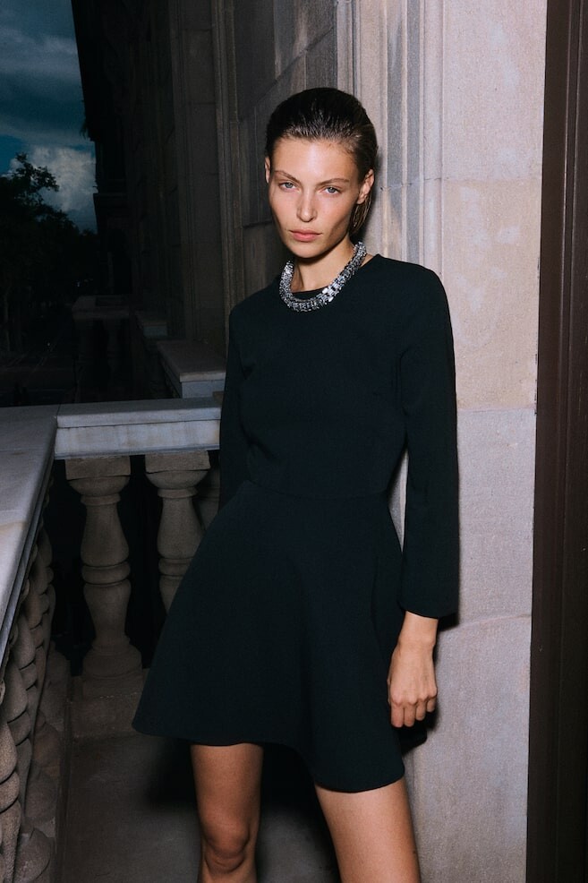 Расклешенное платье из твила H&M, черный
Расклешенное платье из твила H&M, черный