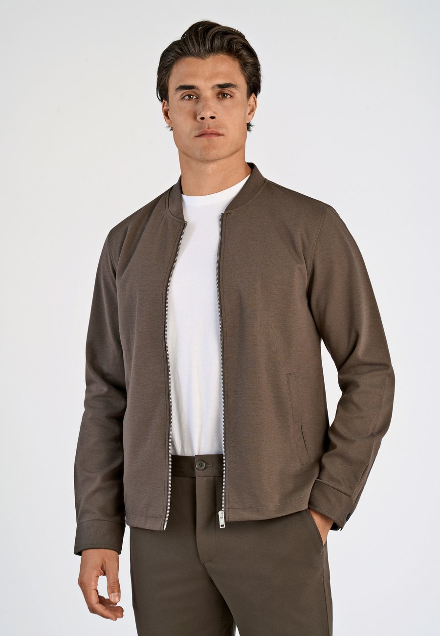 Куртка Lindbergh Bomber Jacket, Dk Army/Dark Green
Куртка Lindbergh Bomber Jacket, Dk Army/Dark Green