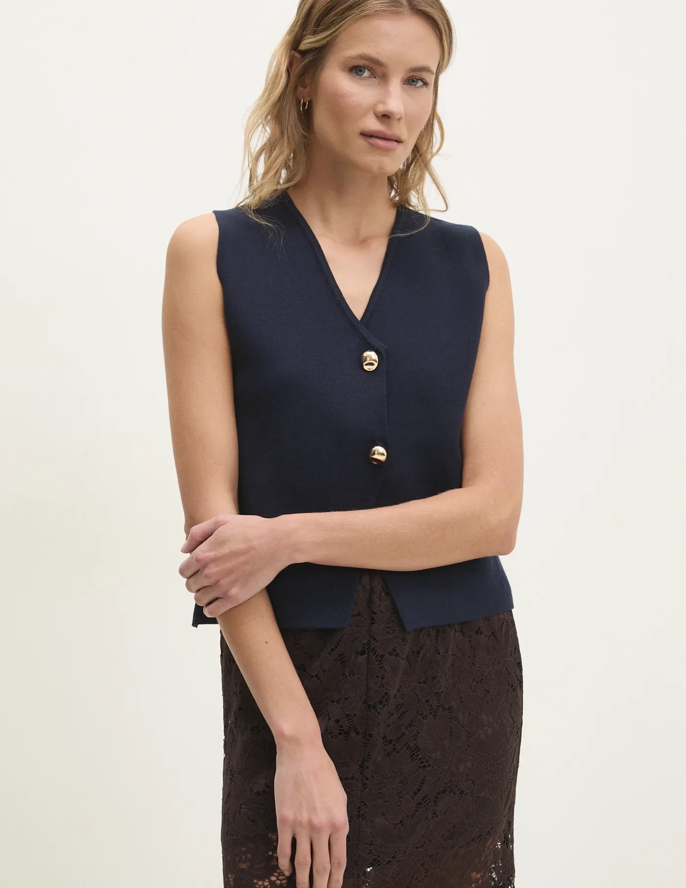 Жилет Answear Lab, темно-синий
Жилет Answear Lab, темно-синий
