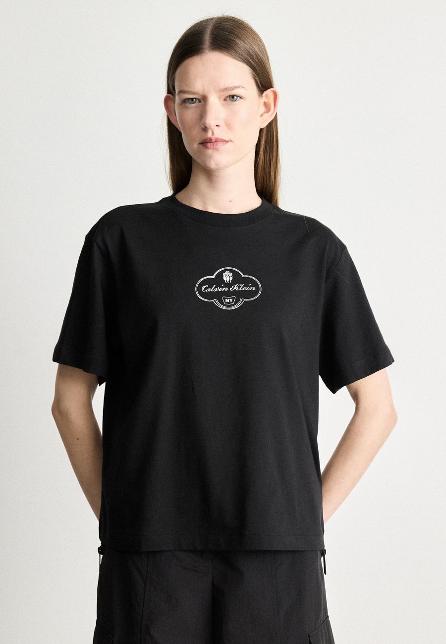 Футболка Calvin Klein Jeans BOXY TEE COCTAIL LOGO TEE, Black, Черный, Футболка Calvin Klein Jeans BOXY TEE COCTAIL LOGO TEE, Black
Футболка Calvin Klein Jeans BOXY TEE COCTAIL LOGO TEE, Black, Черный, Футболка Calvin Klein Jeans BOXY TEE COCTAIL LOGO TEE, Black