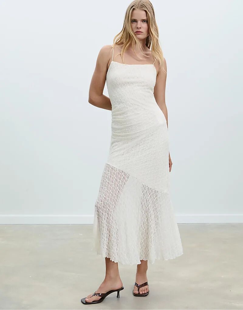 Платье макси Stradivarius Strappy с кружевом цвета ванили
Платье макси Stradivarius Strappy с кружевом цвета ванили