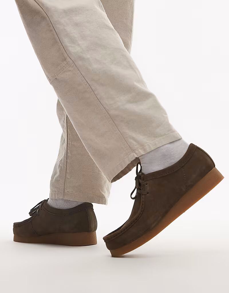 Туфли Clarks Wallabee Evo из темно-оливковой замши
Туфли Clarks Wallabee Evo из темно-оливковой замши
