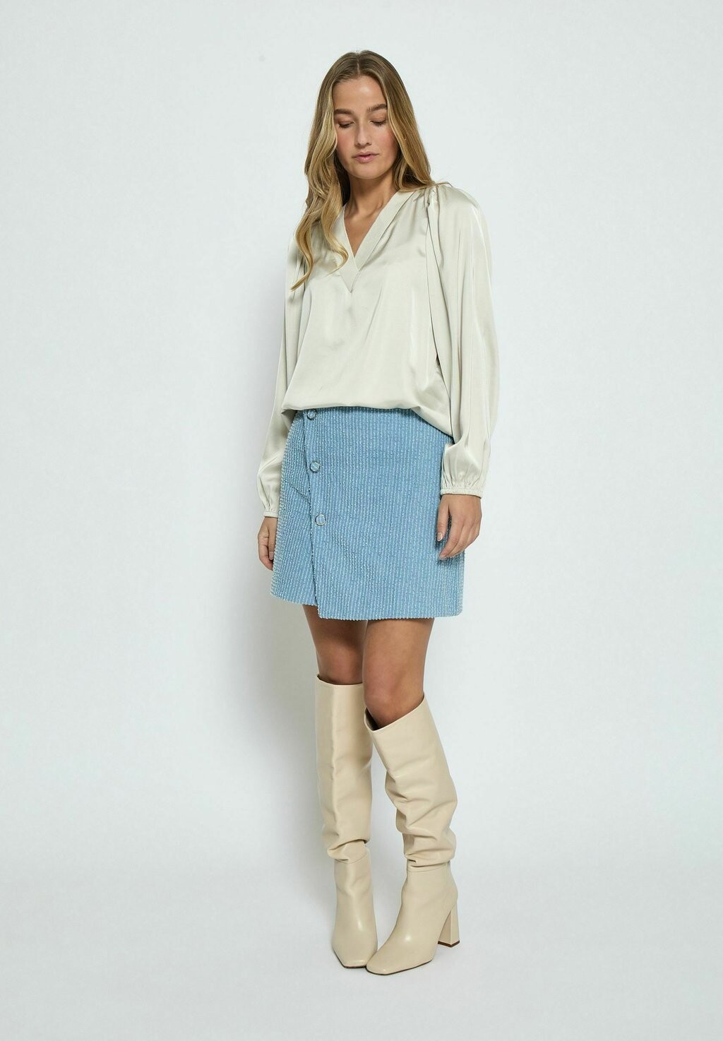 Блуза MSSELVA V-NECK Minus, бежевый
Блуза MSSELVA V-NECK Minus, бежевый