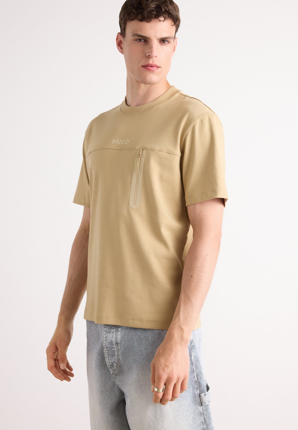 Футболка с принтом DUBI HUGO, бежевый 
Футболка с принтом DUBI HUGO, бежевый