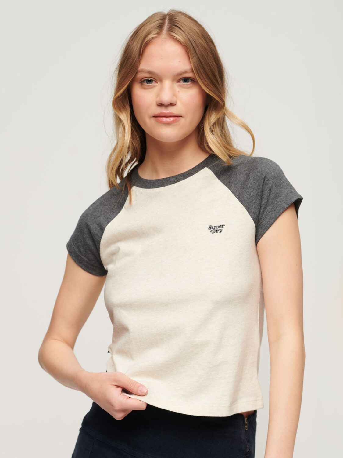 Футболка реглан с логотипом Essential из органического хлопка Superdry, овсяный/угольно-серый
Футболка реглан с логотипом Essential из органического хлопка Superdry, овсяный/угольно-серый