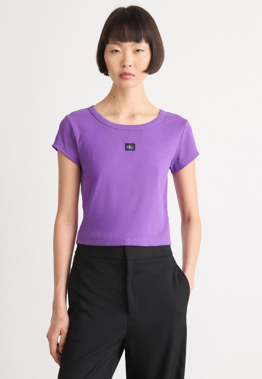 Футболка Calvin Klein Jeans LABEL BABY TEE, Smokey Shadow/Purple, Серый, Футболка Calvin Klein Jeans LABEL BABY TEE, Smokey Shadow/Purple
Футболка Calvin Klein Jeans LABEL BABY TEE, Smokey Shadow/Purple, Серый, Футболка Calvin Klein Jeans LABEL BABY TEE, Smokey Shadow/Purple