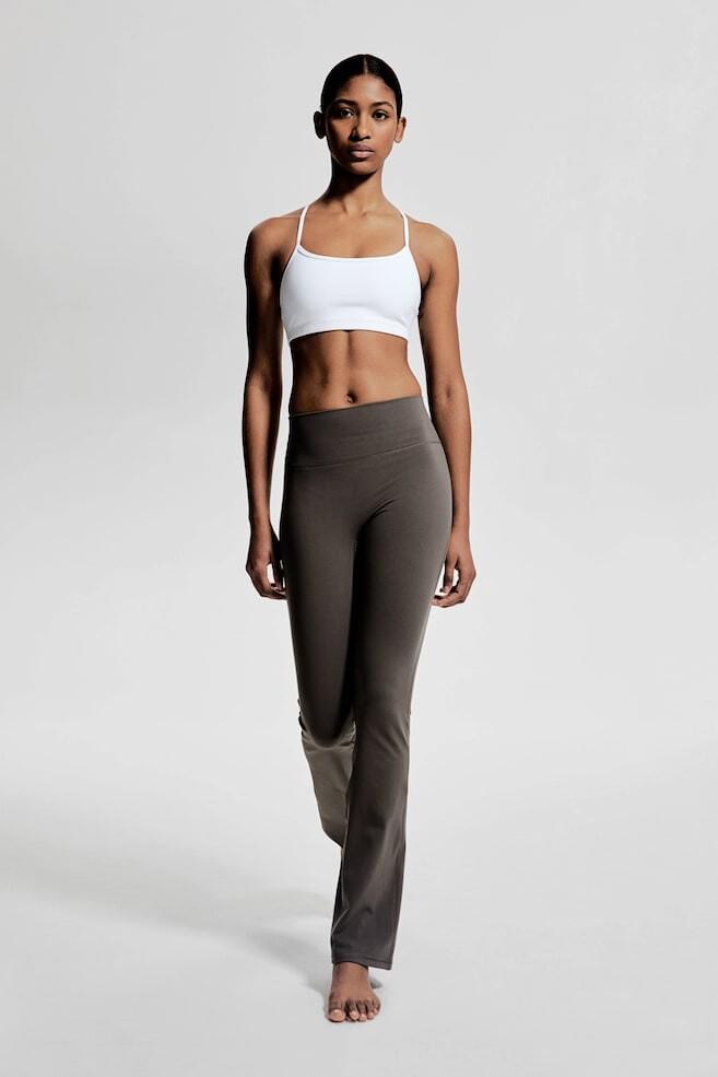 Расклешенные спортивные леггинсы из материала softmove H&M, серый
Расклешенные спортивные леггинсы из материала softmove H&M, серый