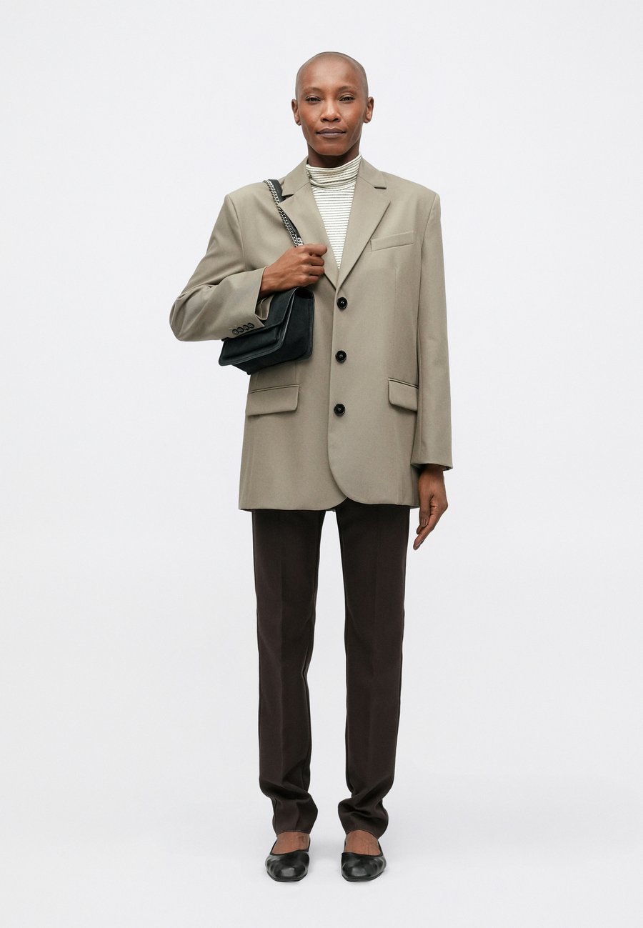 Сумка кросс-боди MICHAEL Michael Kors CLAIRE, Black
Сумка кросс-боди MICHAEL Michael Kors CLAIRE, Black