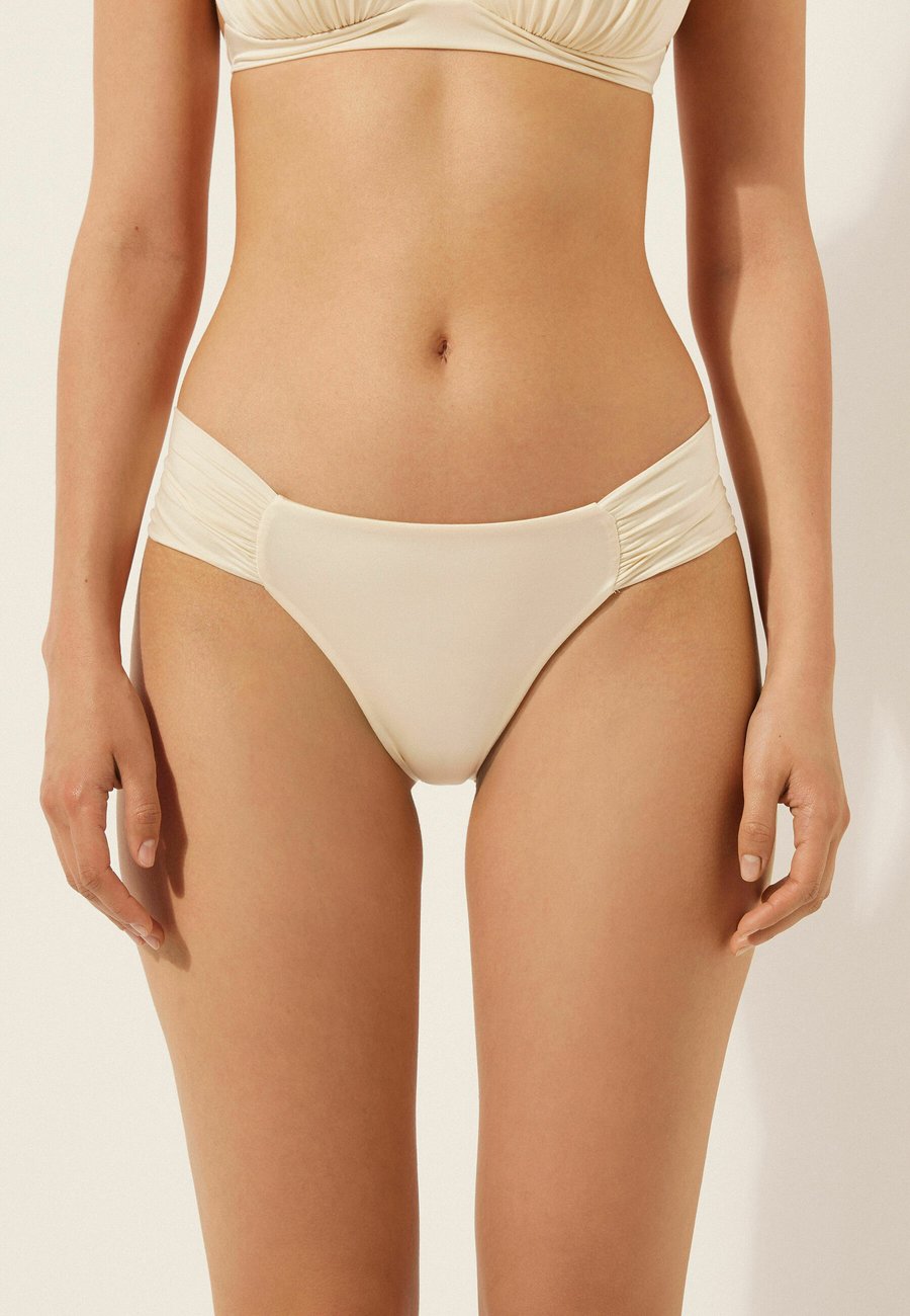 Низ бикини Calzedonia SHINY, Ivory/Off-White, Белый, Низ бикини Calzedonia SHINY, Ivory/Off-White
Низ бикини Calzedonia SHINY, Ivory/Off-White, Белый, Низ бикини Calzedonia SHINY, Ivory/Off-White