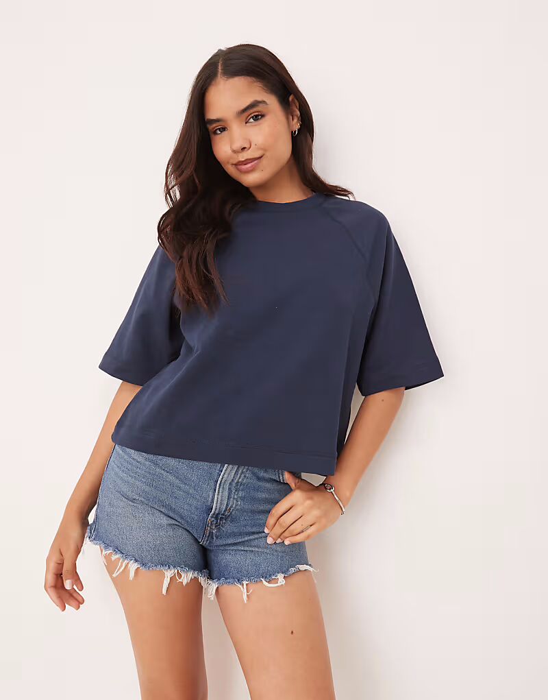 Короткая свободная футболка Gina Tricot темно-синего цвета
Короткая свободная футболка Gina Tricot темно-синего цвета