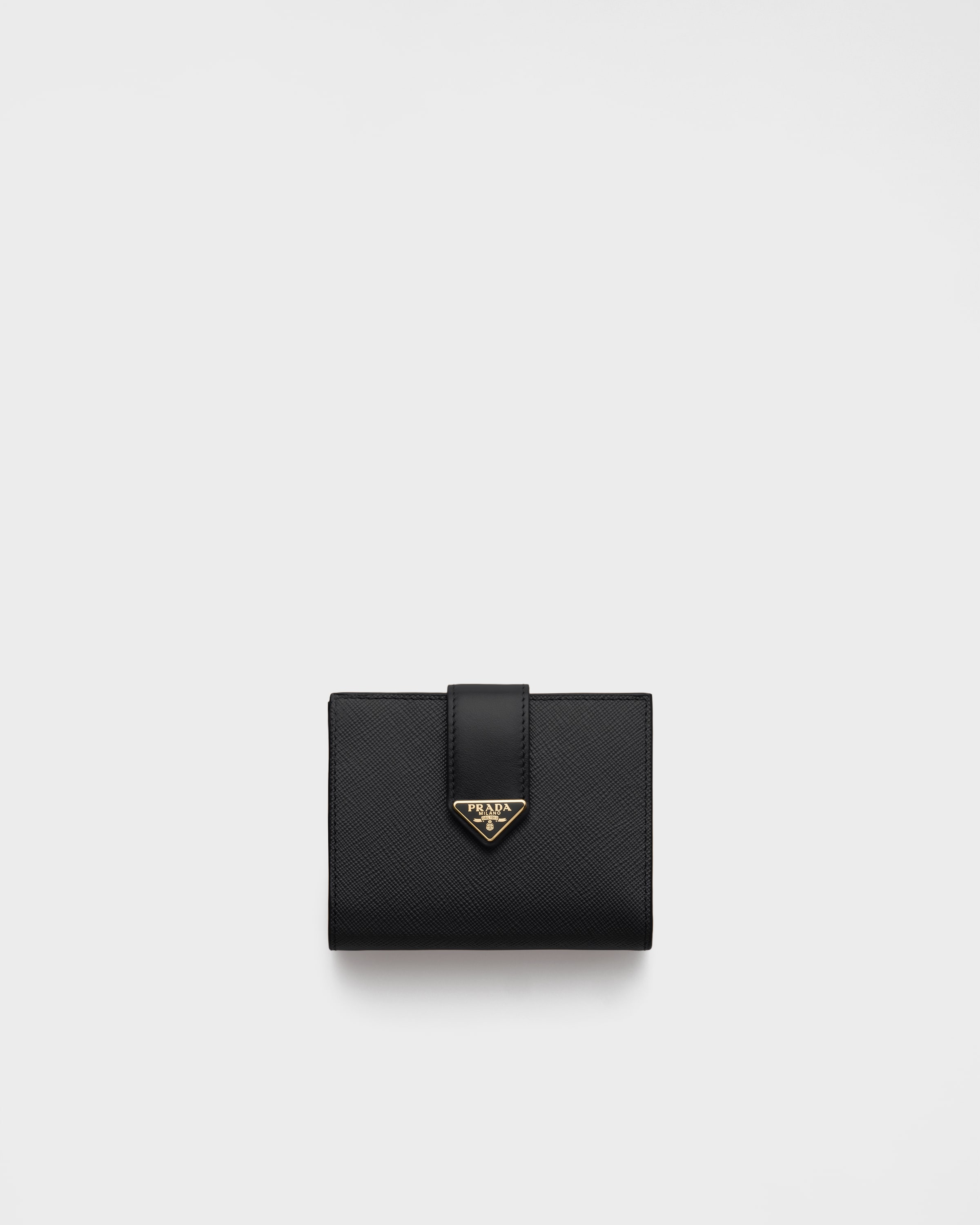 Небольшой кошелек из сафьяновой и гладкой кожи Prada, черный
Небольшой кошелек из сафьяновой и гладкой кожи Prada, черный