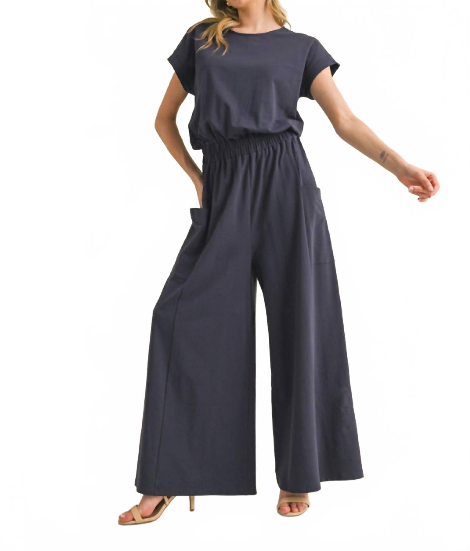 Jodifl В эффектном комбинезоне темно-синего цвета
Jodifl В эффектном комбинезоне темно-синего цвета