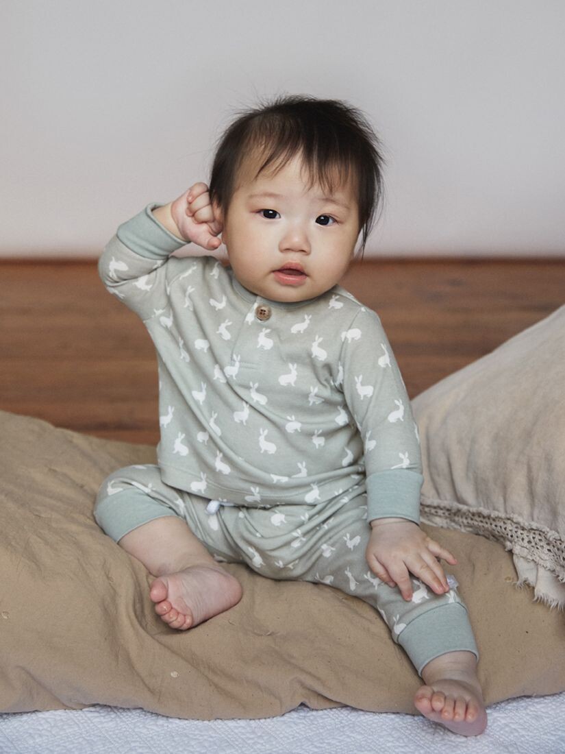 Комплект из трикотажного топа и брюк с длинными рукавами и принтом Baby Hare The Little Tailor, серый 
Комплект из трикотажного топа и брюк с длинными рукавами и принтом Baby Hare The Little Tailor, серый