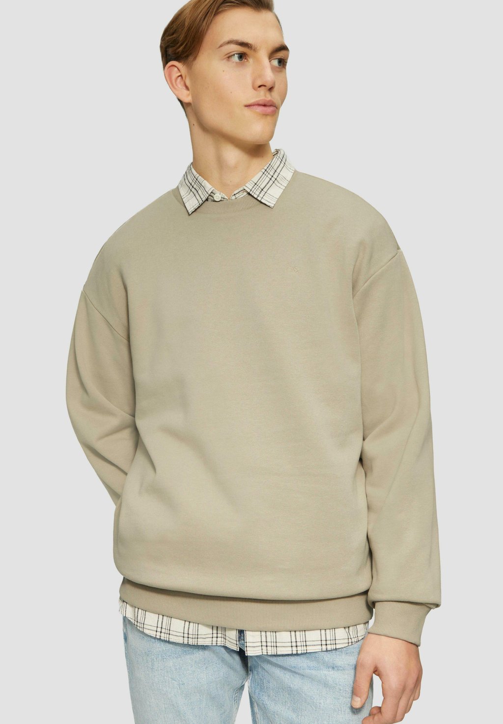 Толстовка KLASSISCHES MIT LOGO-STICKEREI QS, бежевый
Толстовка KLASSISCHES MIT LOGO-STICKEREI QS, бежевый