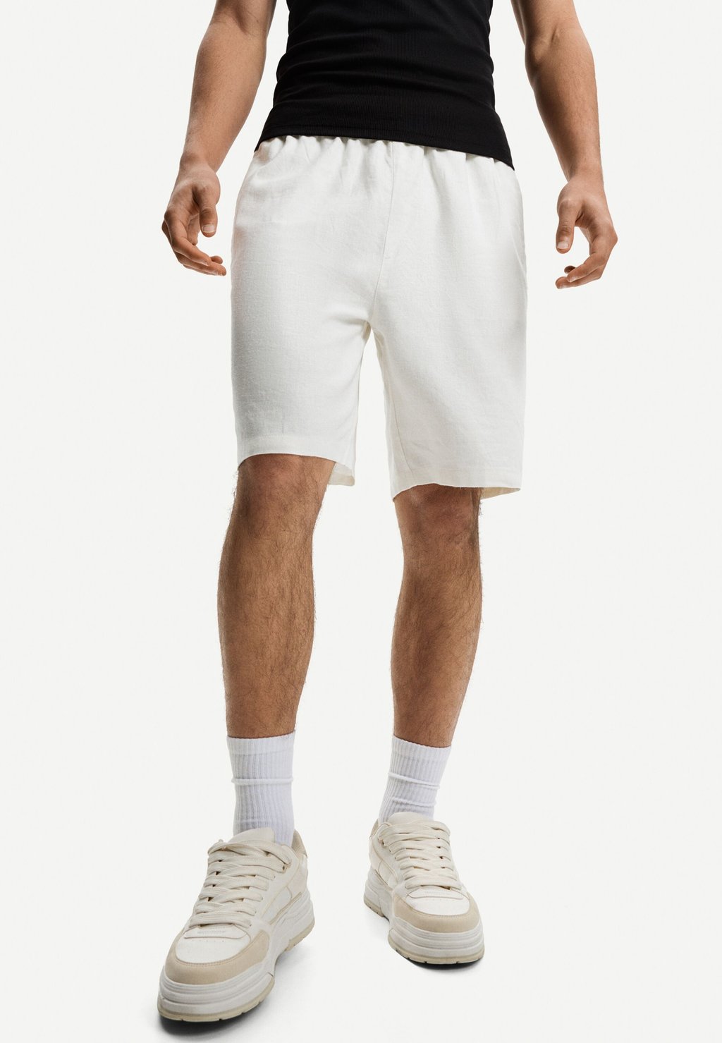 Шорты JOGGER - BERMUDA Bershka, белый
Шорты JOGGER - BERMUDA Bershka, белый