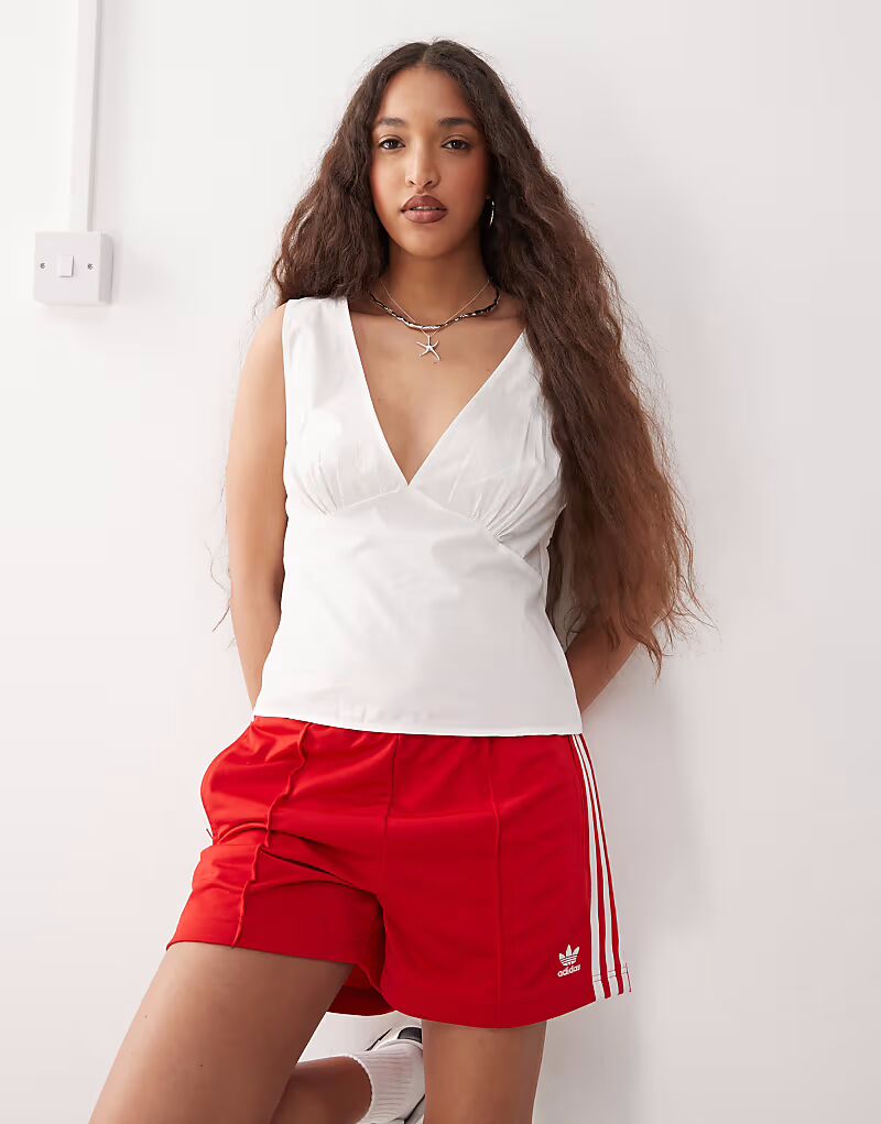 Топ Weekday с v-образным вырезом белого цвета
Топ Weekday с v-образным вырезом белого цвета