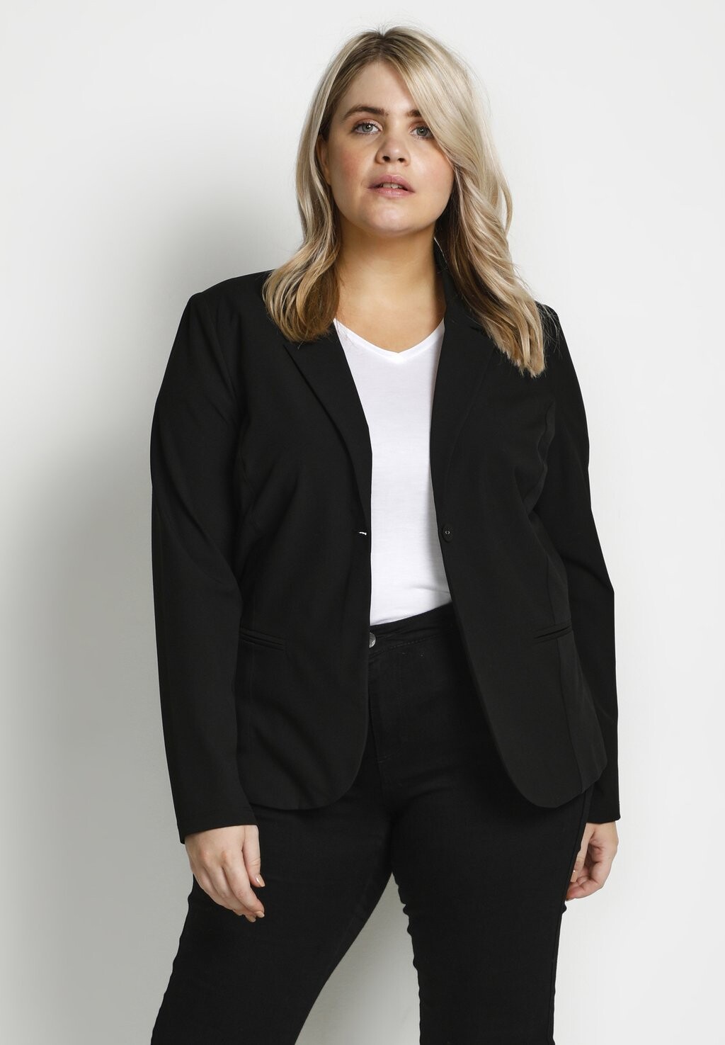 Блейзер JIA Kaffe Curve, глубокий черный
Блейзер JIA Kaffe Curve, глубокий черный