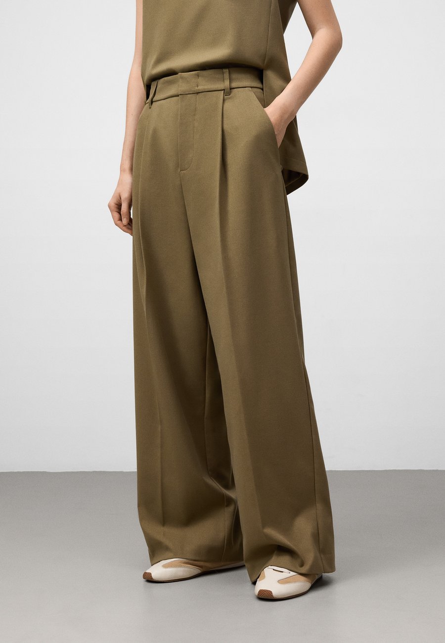 Брюки ADOLFO DOMINGUEZ WIDE TAILORED , Ike Green/Khaki
Брюки ADOLFO DOMINGUEZ WIDE TAILORED , Ike Green/Khaki