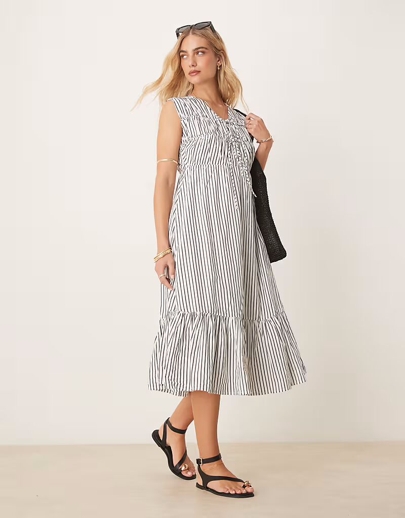 Платье-миди YAS из поплина без рукавов с глубоким вырезом в черно-белую полоску
Платье-миди YAS из поплина без рукавов с глубоким вырезом в черно-белую полоску