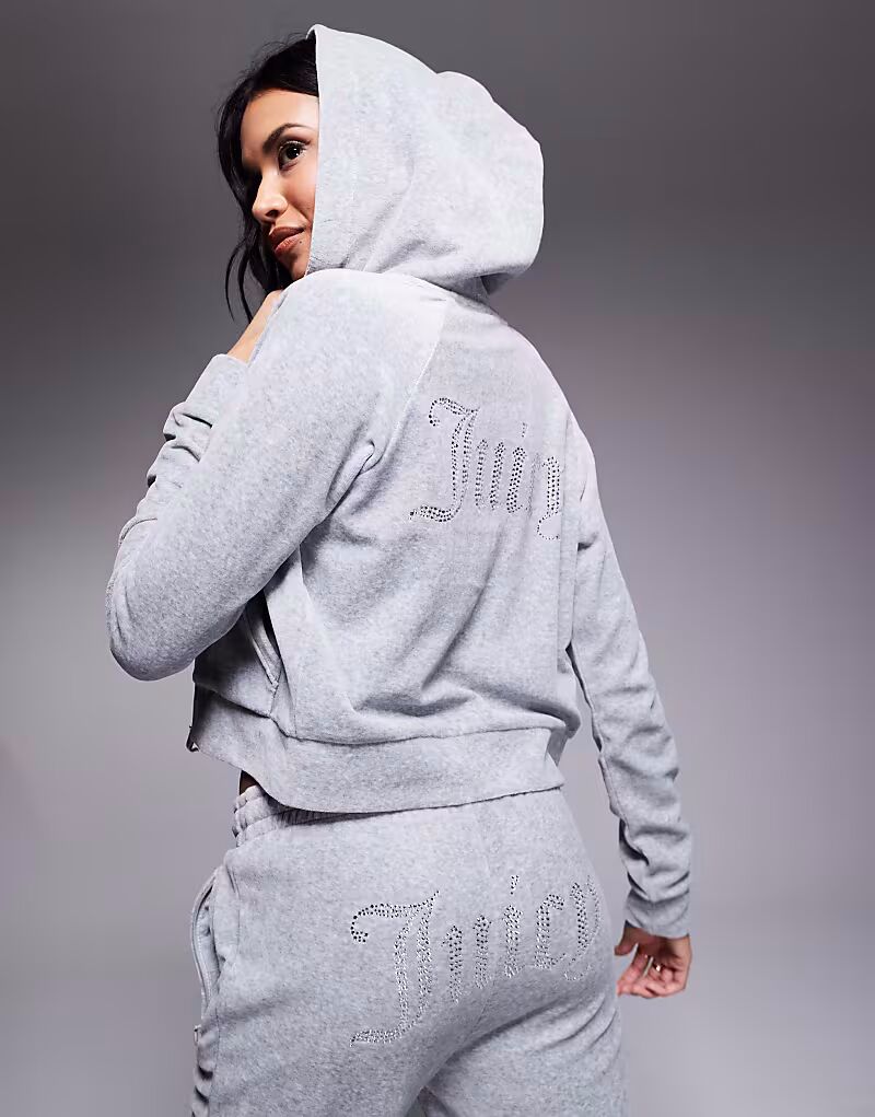 Худи Juicy Couture из велюра со стразовым логотипом и застежкой-молнией серого цвета
Худи Juicy Couture из велюра со стразовым логотипом и застежкой-молнией серого цвета