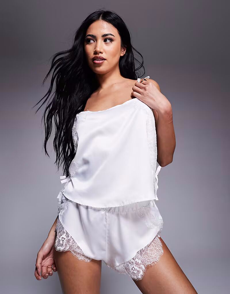 Комплект из атласного кружева и шорт River Island белого цвета
Комплект из атласного кружева и шорт River Island белого цвета