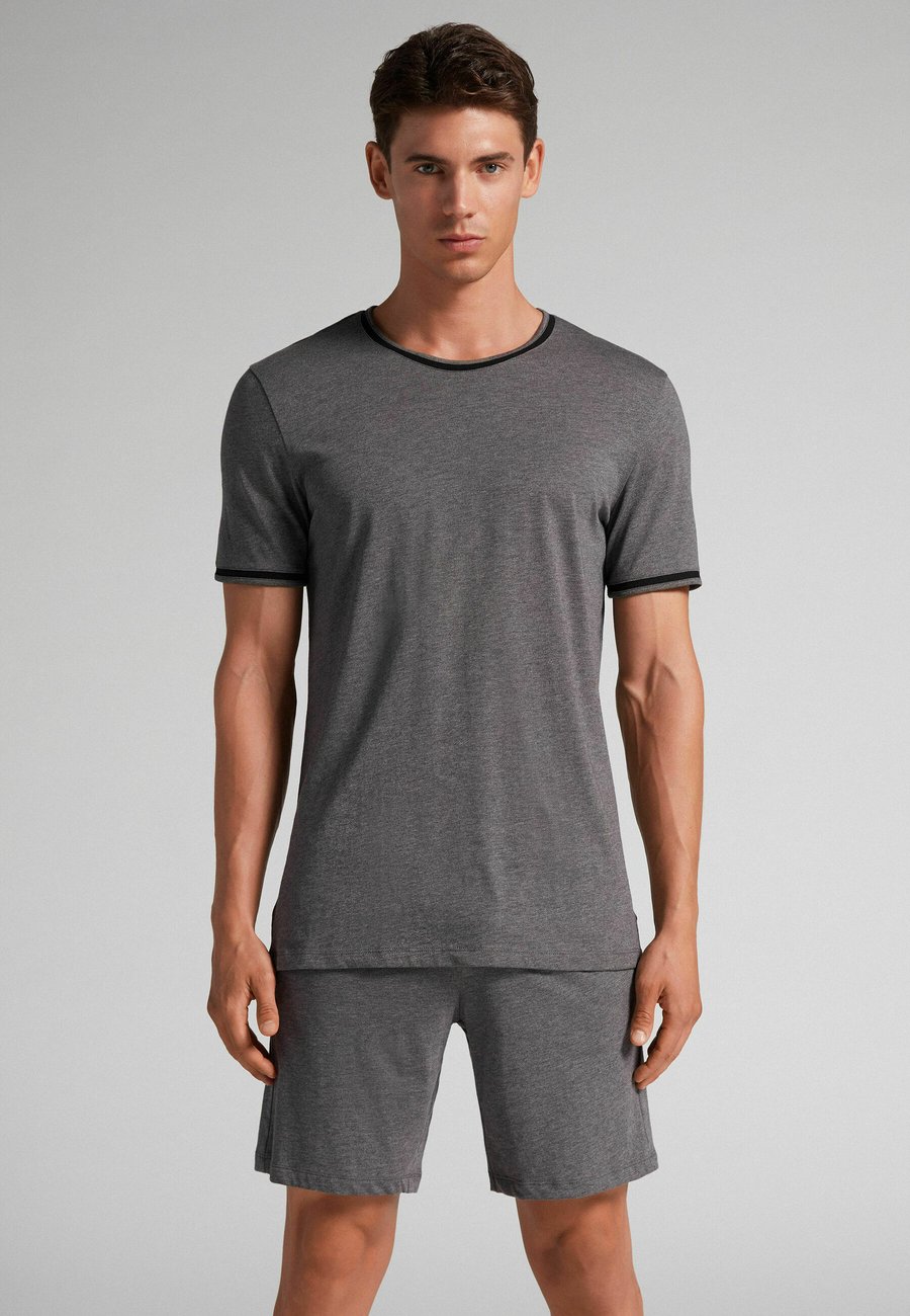 Пижамный комплект IUMAN Intimissimi Uomo KURZER BASIC SET, Dark Grey/Mottled Grey
Пижамный комплект IUMAN Intimissimi Uomo KURZER BASIC SET, Dark Grey/Mottled Grey