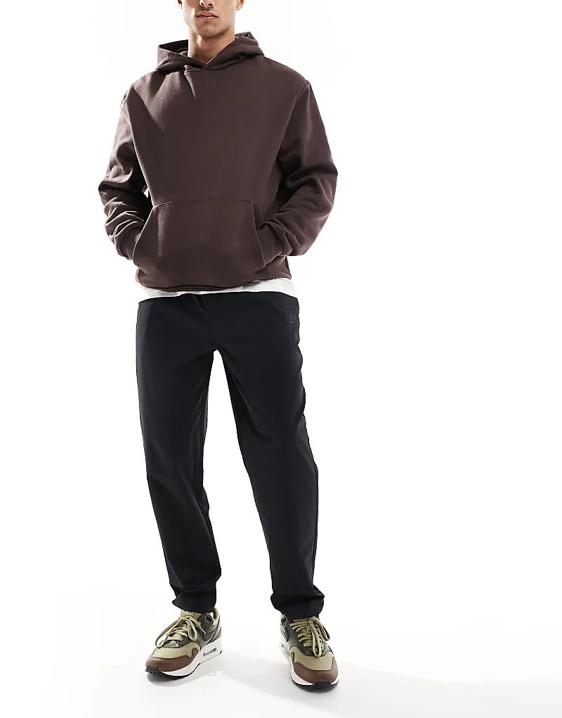 Зауженные тканые брюки Nike Club черного цвета
Зауженные тканые брюки Nike Club черного цвета