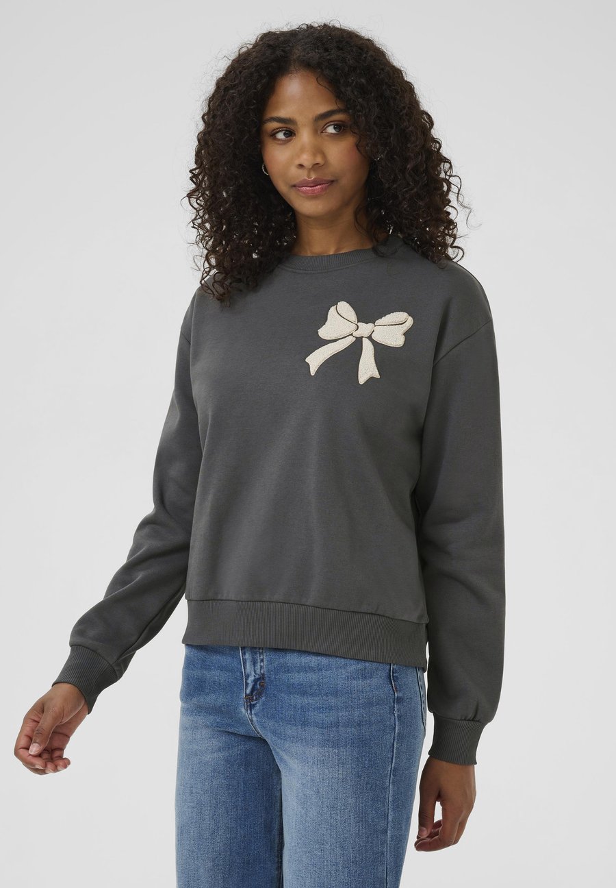 Толстовка Kaffe Sweatshirt, Black Oyster Bow/Black
Толстовка Kaffe Sweatshirt, Black Oyster Bow/Black