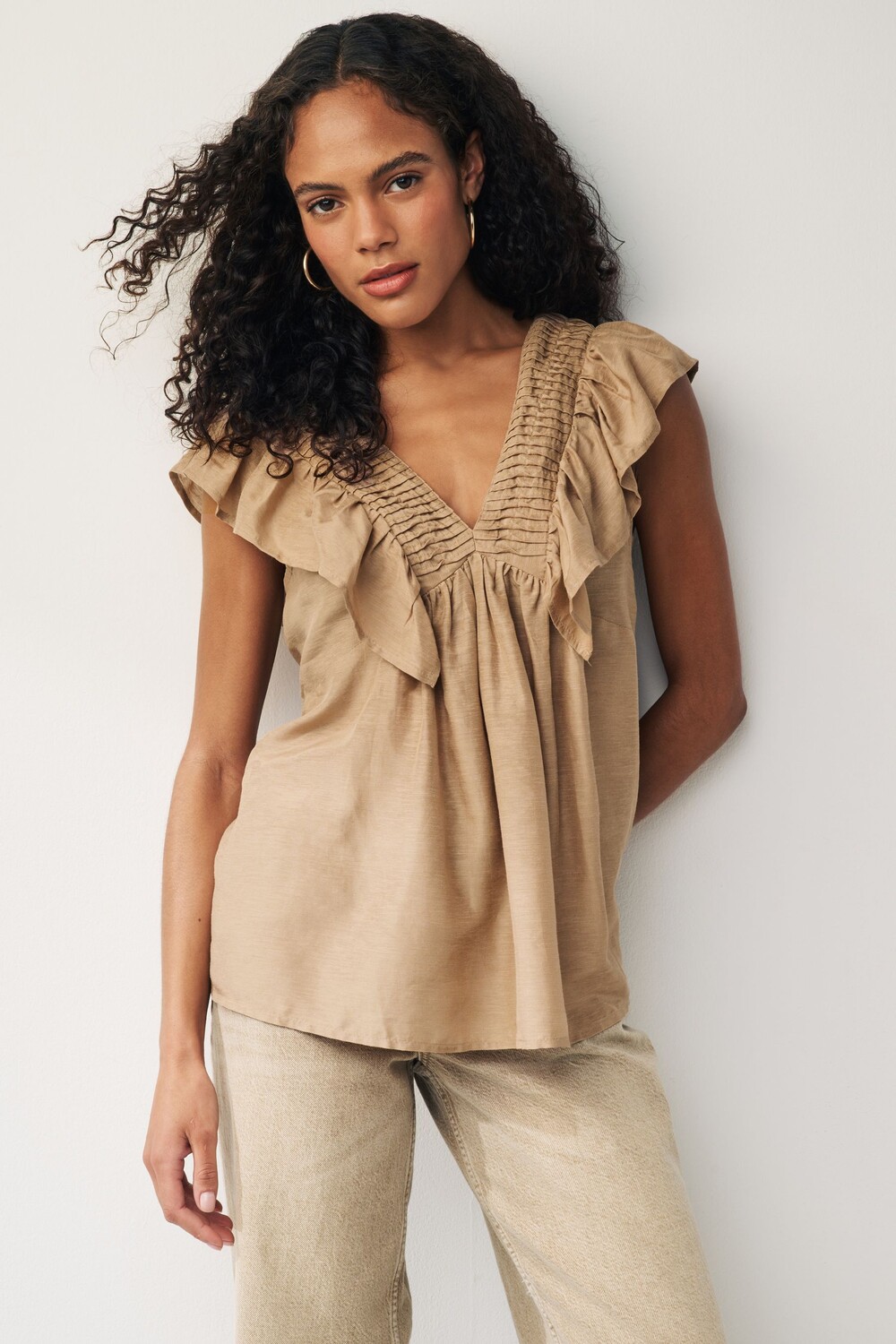 Блуза без рукавов с V-образным вырезом украшенная рюшами Next, бежевый
Блуза без рукавов с V-образным вырезом украшенная рюшами Next, бежевый