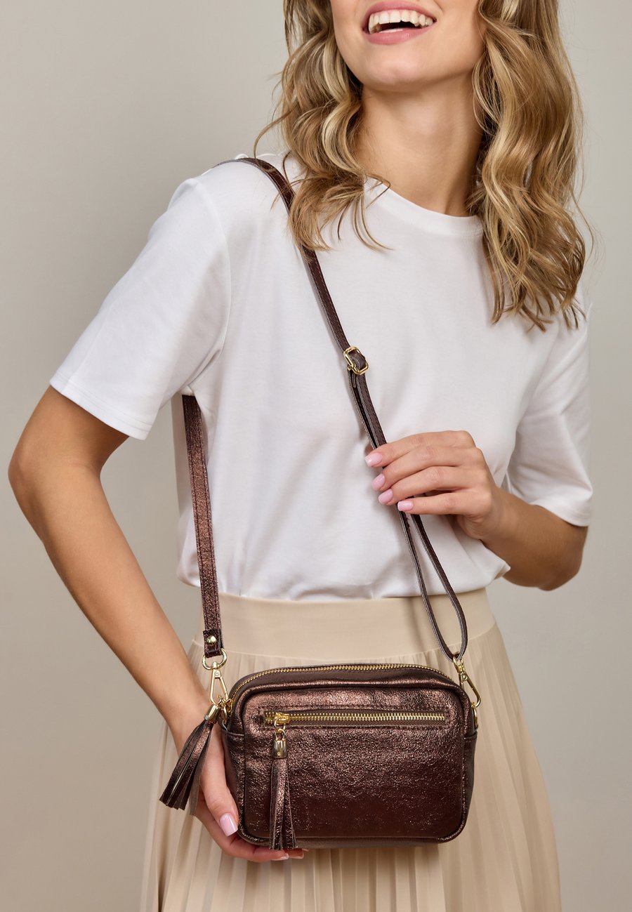 Сумка кросс-боди Gusti Leder CARIBA, Glänzendes Schwarz/Bronze
Сумка кросс-боди Gusti Leder CARIBA, Glänzendes Schwarz/Bronze