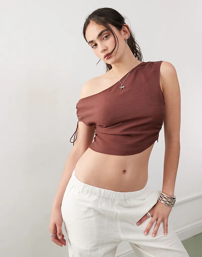 Топ Monki на одно плечо с рюшами по бокам и завязками темно-коричневого цвета
Топ Monki на одно плечо с рюшами по бокам и завязками темно-коричневого цвета