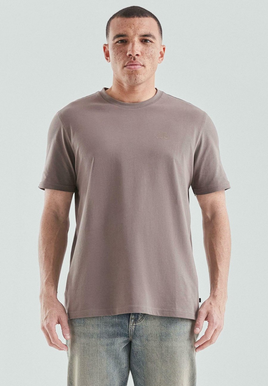 Футболка QS Basic T-shirt, Hellbraun/Brown, Коричневый, Футболка QS Basic T-shirt, Hellbraun/Brown
Футболка QS Basic T-shirt, Hellbraun/Brown, Коричневый, Футболка QS Basic T-shirt, Hellbraun/Brown