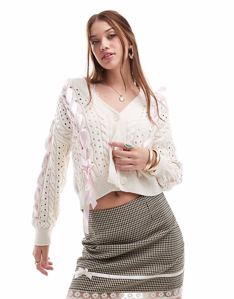 Вязаный кардиган Miss Selfridge с атласными бантами в цвете овсянки
Вязаный кардиган Miss Selfridge с атласными бантами в цвете овсянки