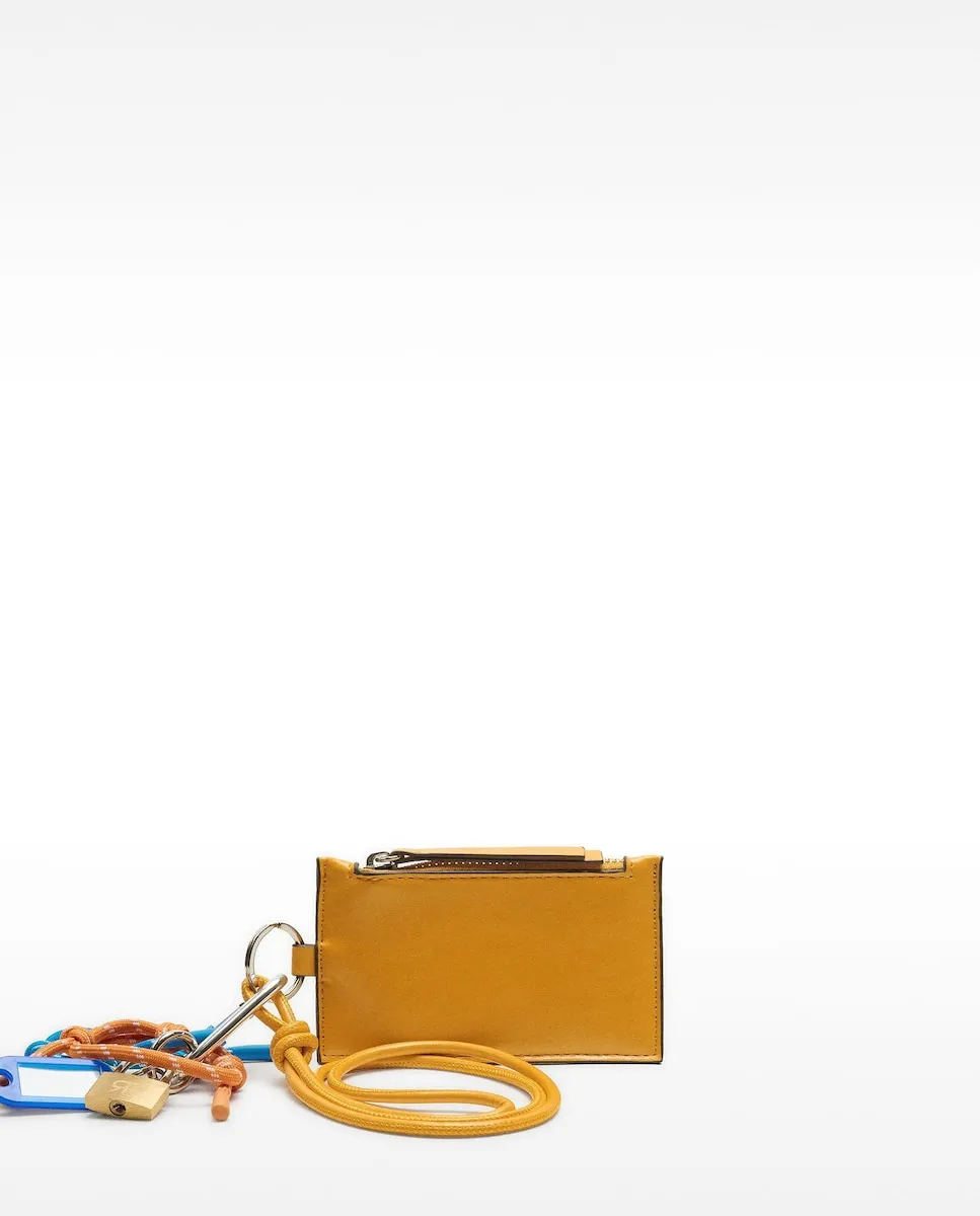 Маленькая женская сумка с застежкой-молнией на гладкой коже и съемным брелоком Parfois, оранжевый
Маленькая женская сумка с застежкой-молнией на гладкой коже и съемным брелоком Parfois, оранжевый