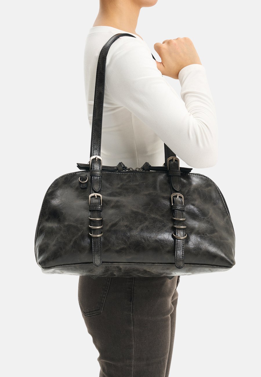 Сумка FREDsBRUDER EVER FADED BIG SHOULDER, Faded Black/Black
Сумка FREDsBRUDER EVER FADED BIG SHOULDER, Faded Black/Black