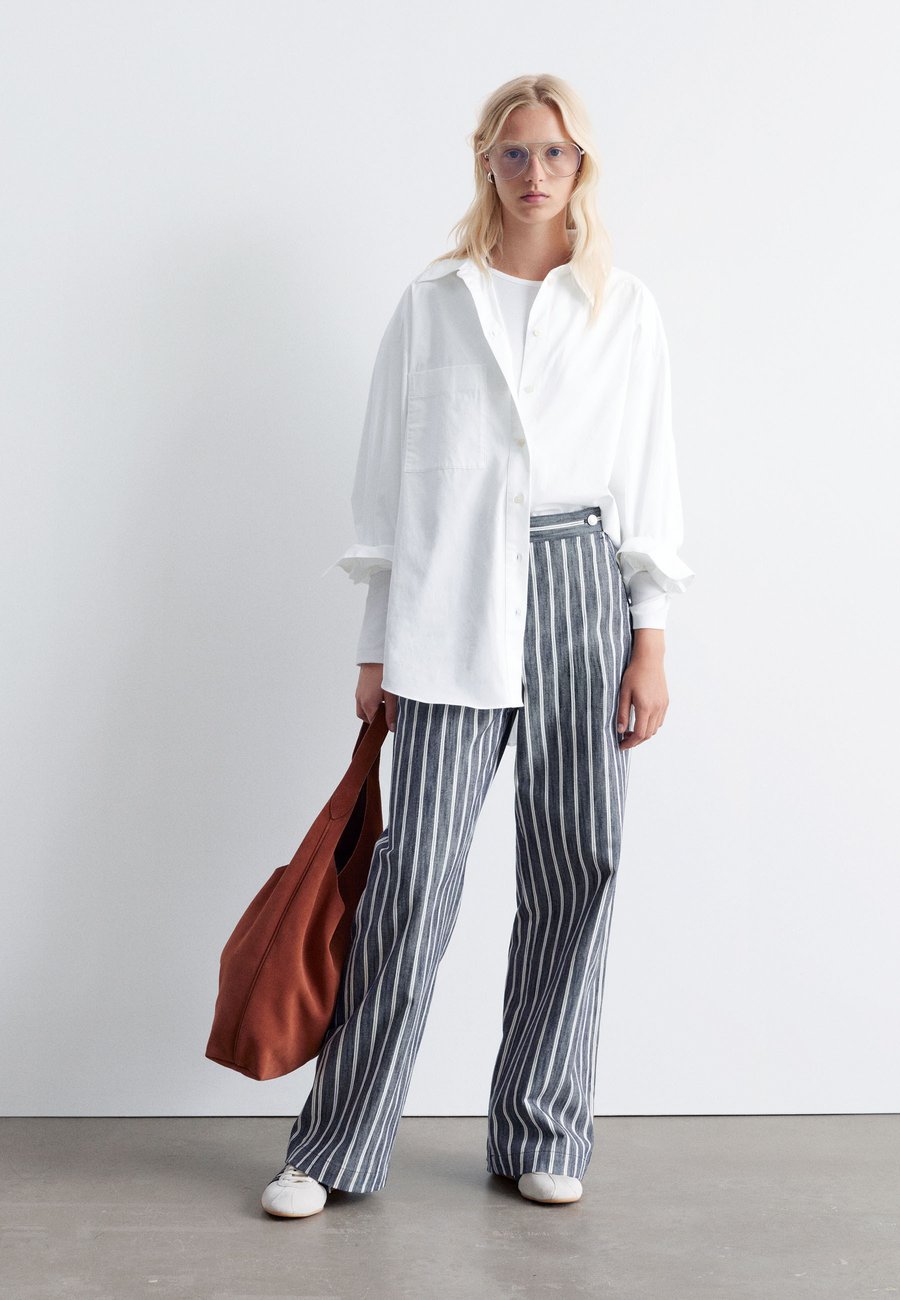 Брюки & other stories STRIPED, Navy Blue White/Dark Blue
Брюки & other stories STRIPED, Navy Blue White/Dark Blue