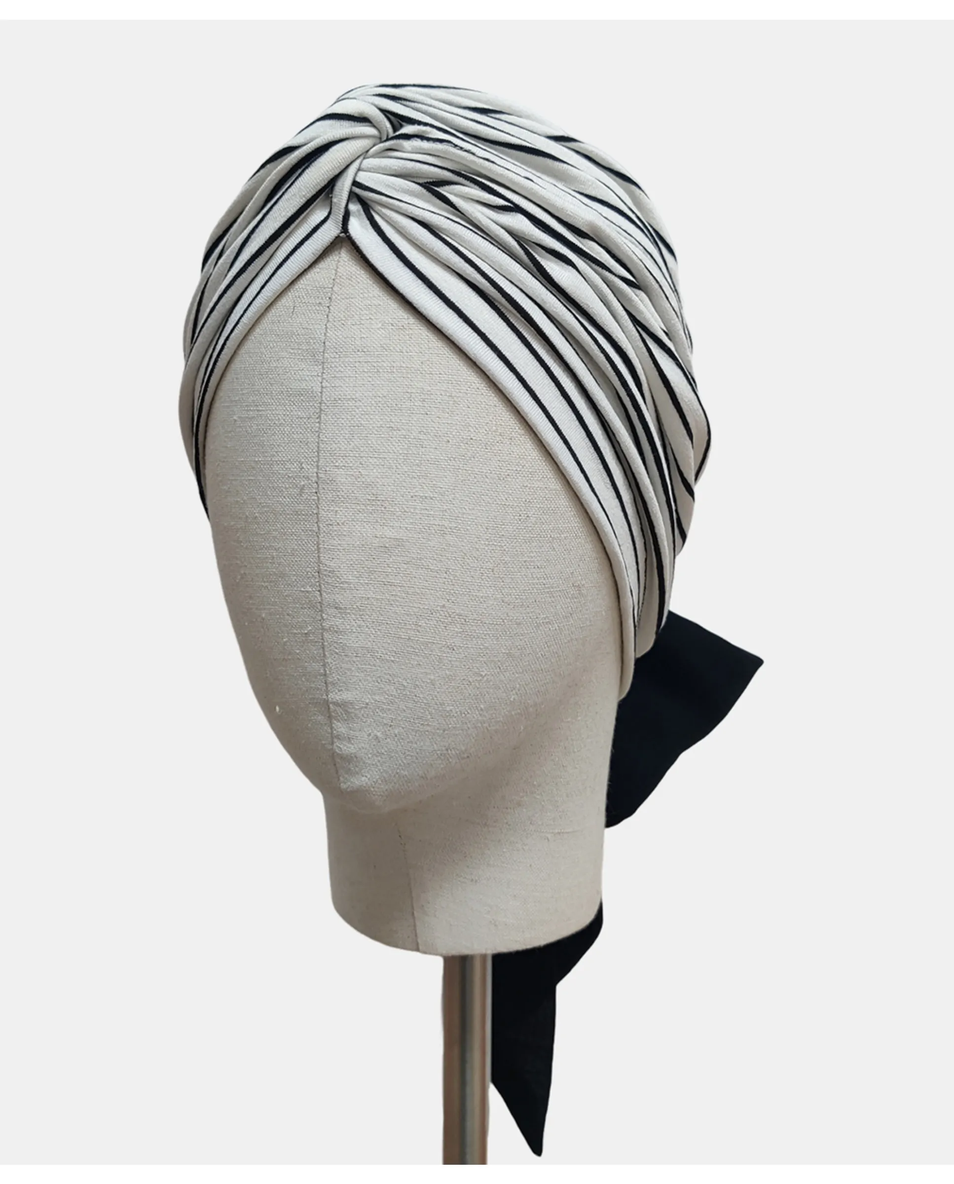 Тюрбан с передним узлом и задним бантом Belle Turban, черный
Тюрбан с передним узлом и задним бантом Belle Turban, черный