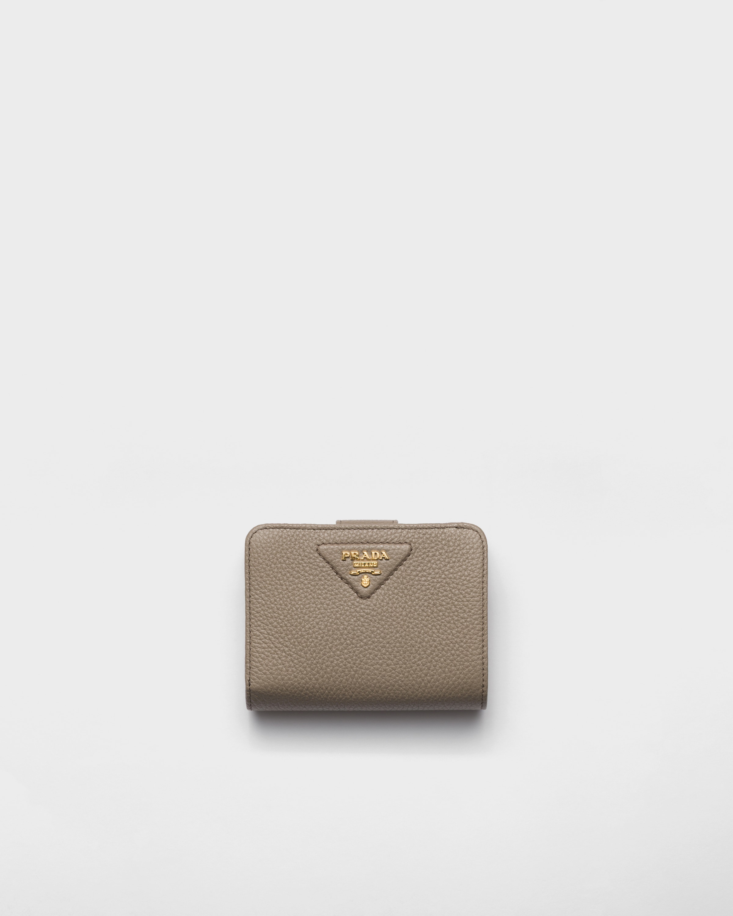 Маленький кожаный кошелек Prada, глиняно-серый
Маленький кожаный кошелек Prada, глиняно-серый