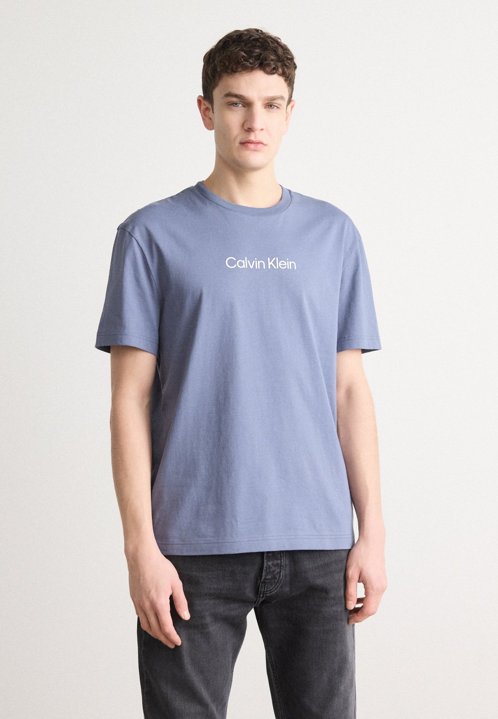 Футболка с принтом HERO LOGO COMFORT Calvin Klein, сиреневый
Футболка с принтом HERO LOGO COMFORT Calvin Klein, сиреневый