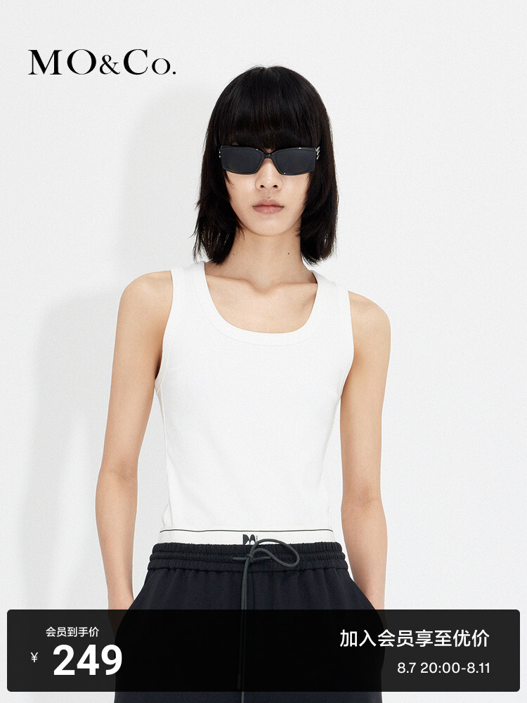 Топ на бретелях Moco базовый, зеленый
Топ на бретелях Moco базовый, зеленый